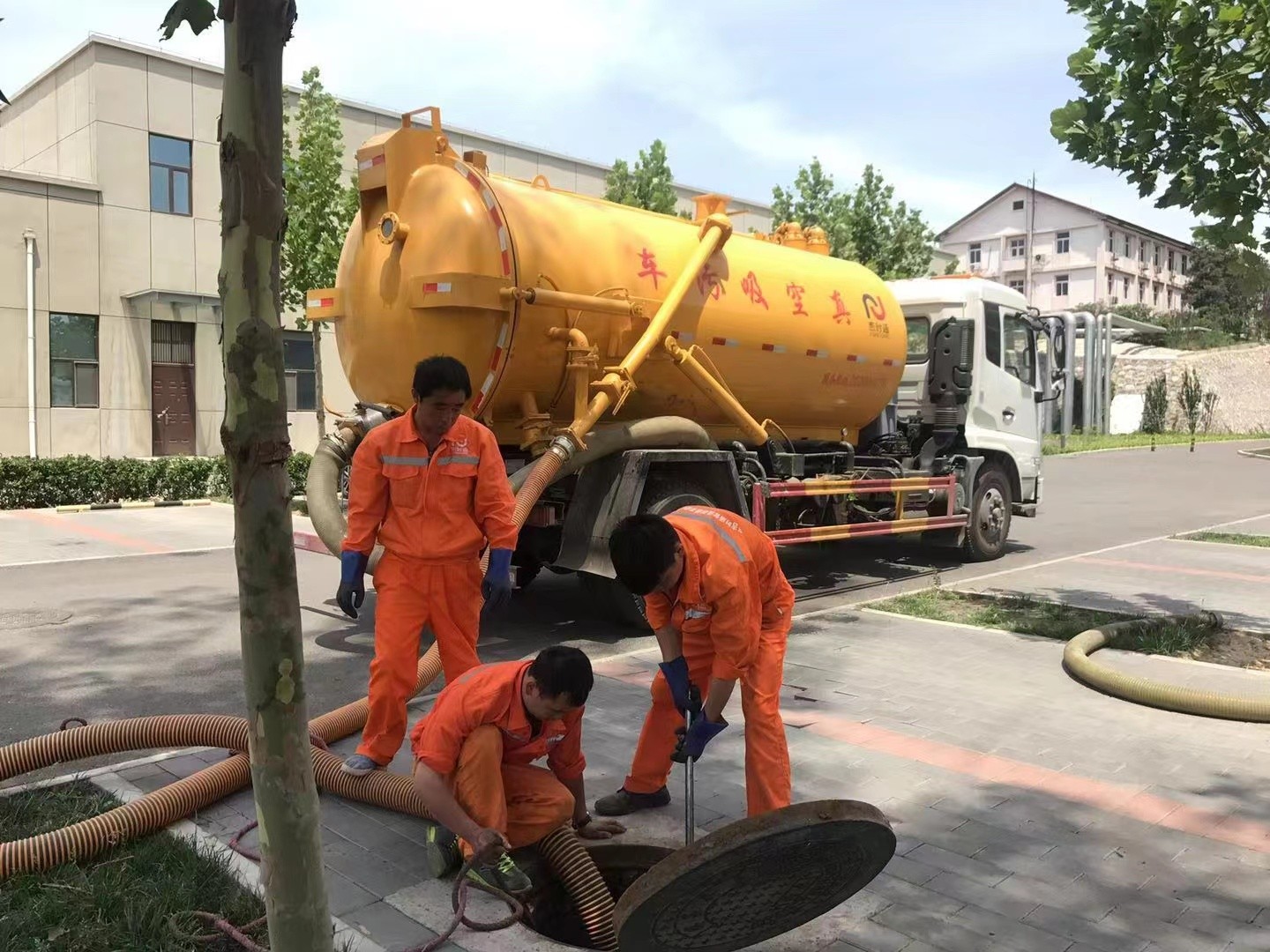 张家口化粪池清理与5-8吨吸粪车施工效率分析